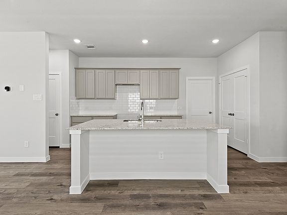 5th image of 11610 Prosperity Dr