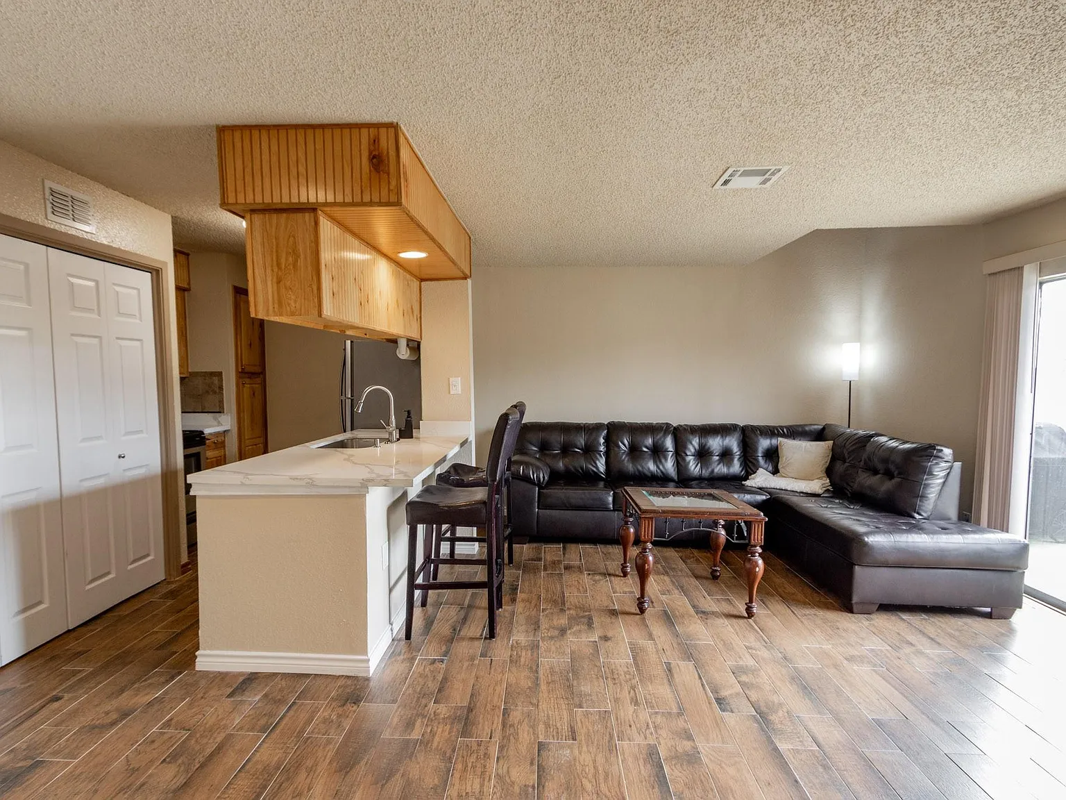 1 bed, 1.5 bath, 964 sqft, $1,350 — Photo 3