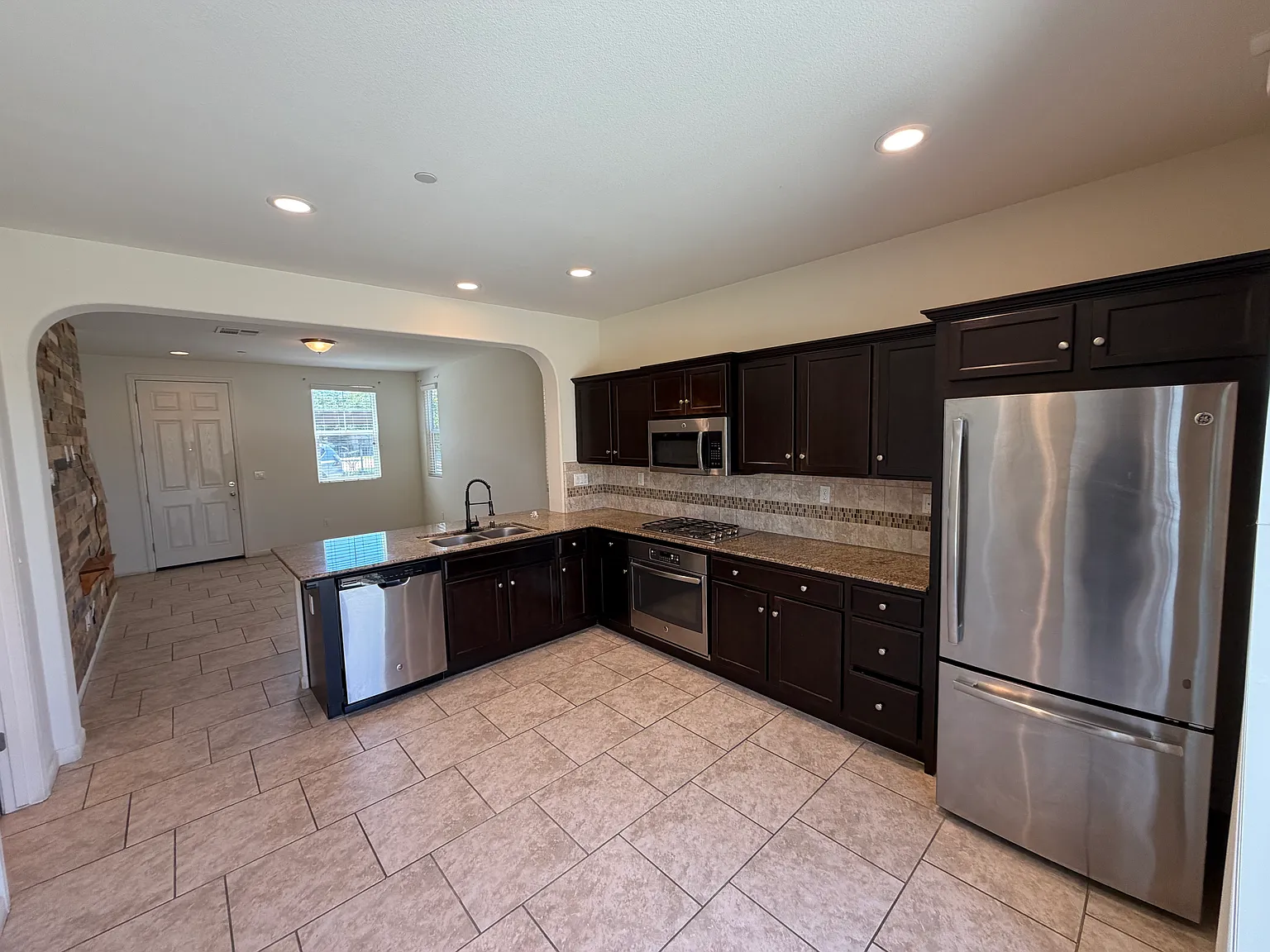 3 bed, 2.5 bath, 1205 sqft, $2,200 — Photo 4