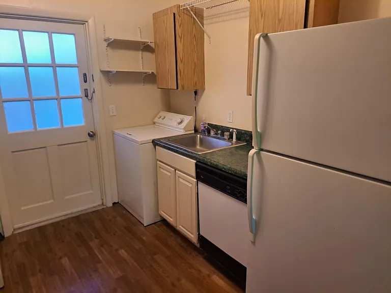 3018 E Jefferson St — Photo 4