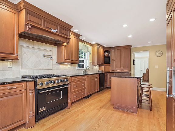 Viking range in a beautiful kitchen.