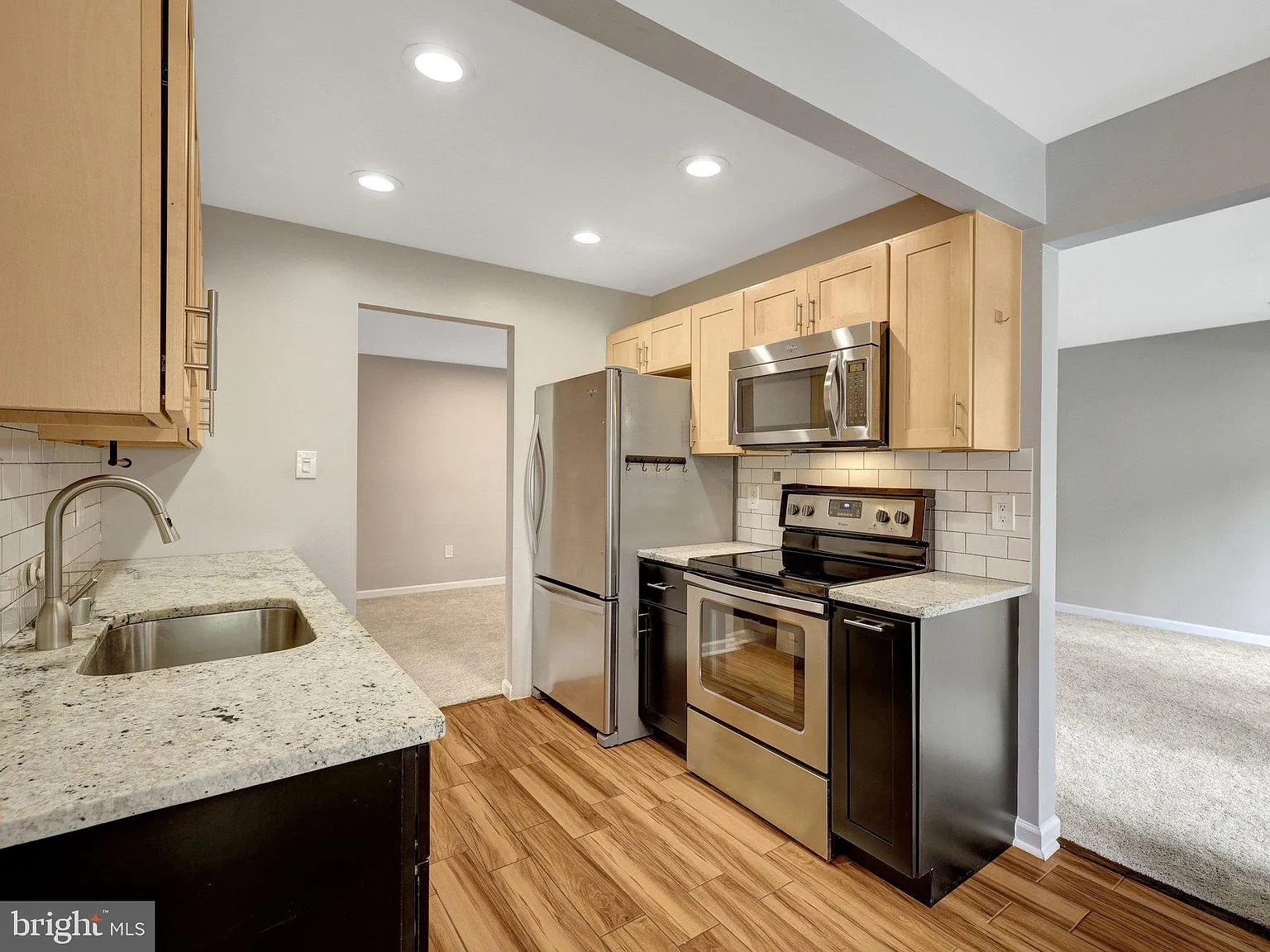 Jefferson Mews Condo — Photo 4