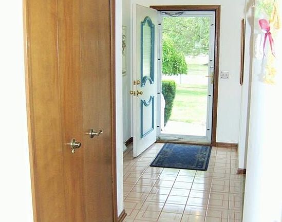 5th image of 574 Bonneybrook Ln