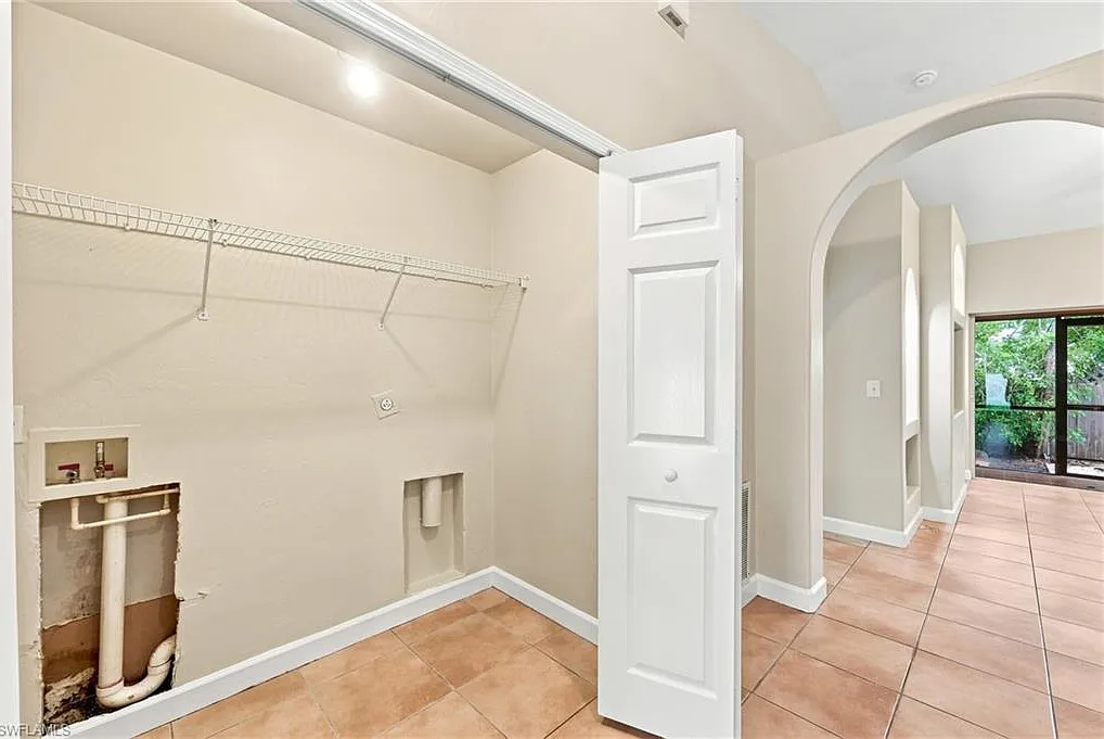 4 bed, 4.0 bath, 2500 sqft, $1,800 — Photo 3
