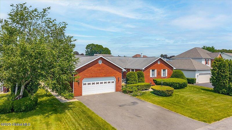 4th image of 33 Woodridge Drive