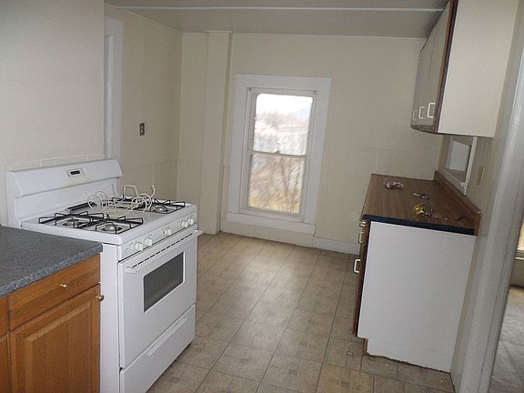 4th image of 119-121 Bracewell Ave #6