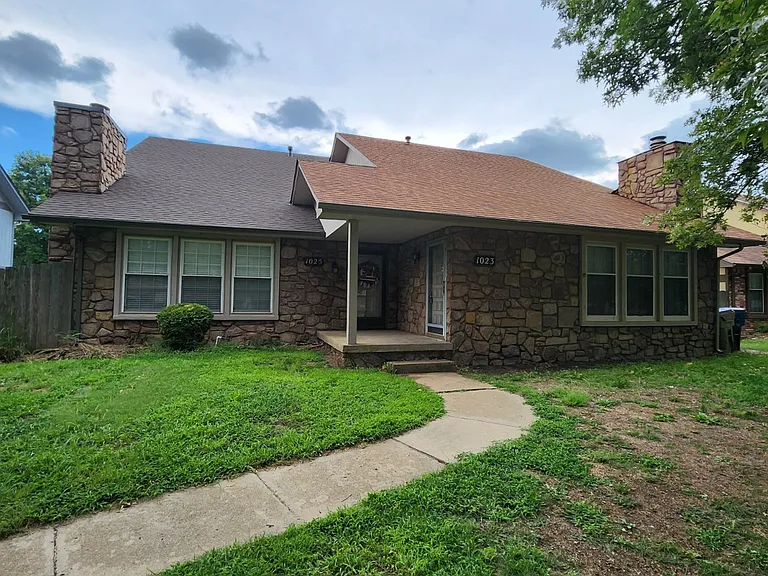 1023 E Redwood Rd — Photo 2