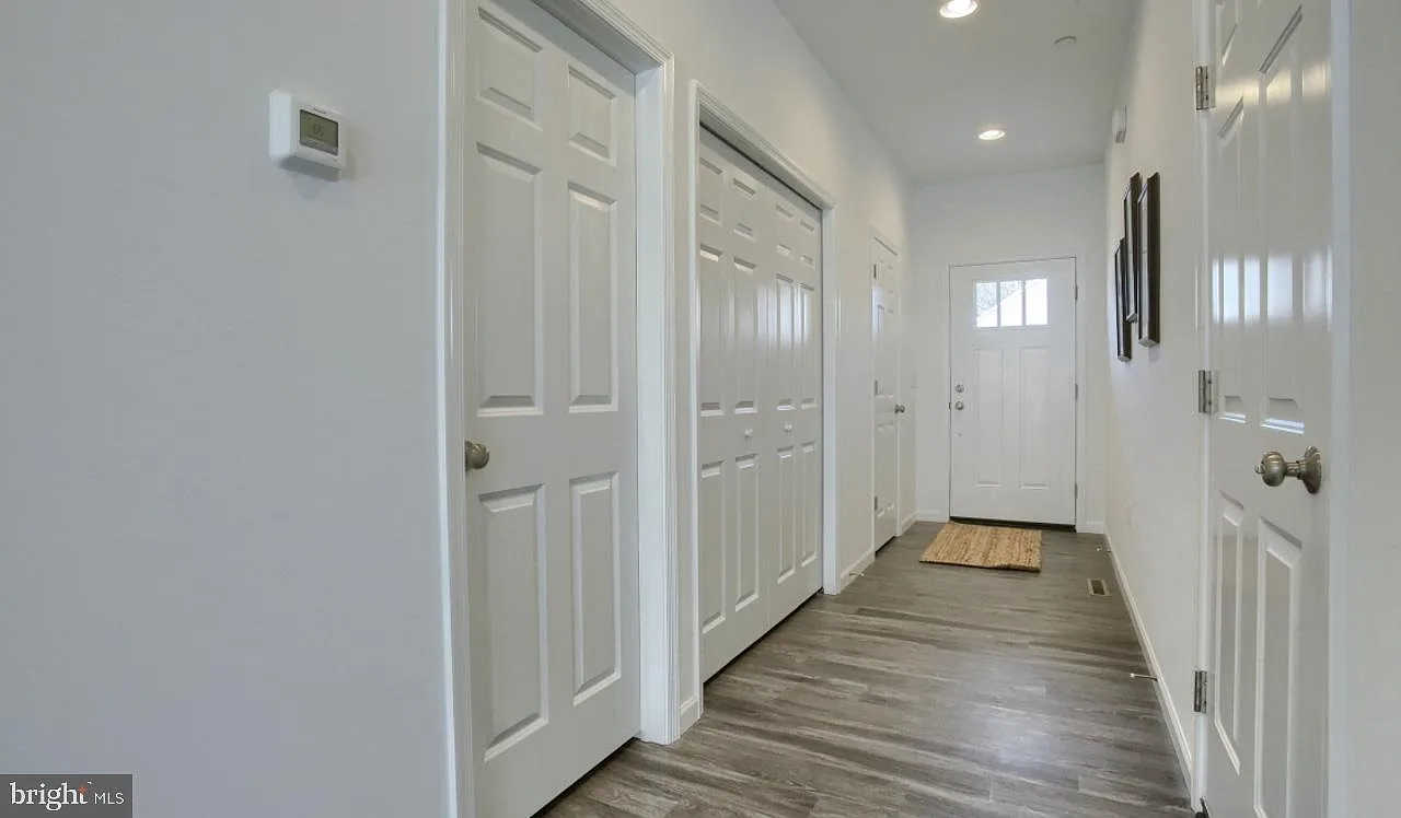 3 bed, 2.5 bath, 1849 sqft, $2,295 — Photo 2