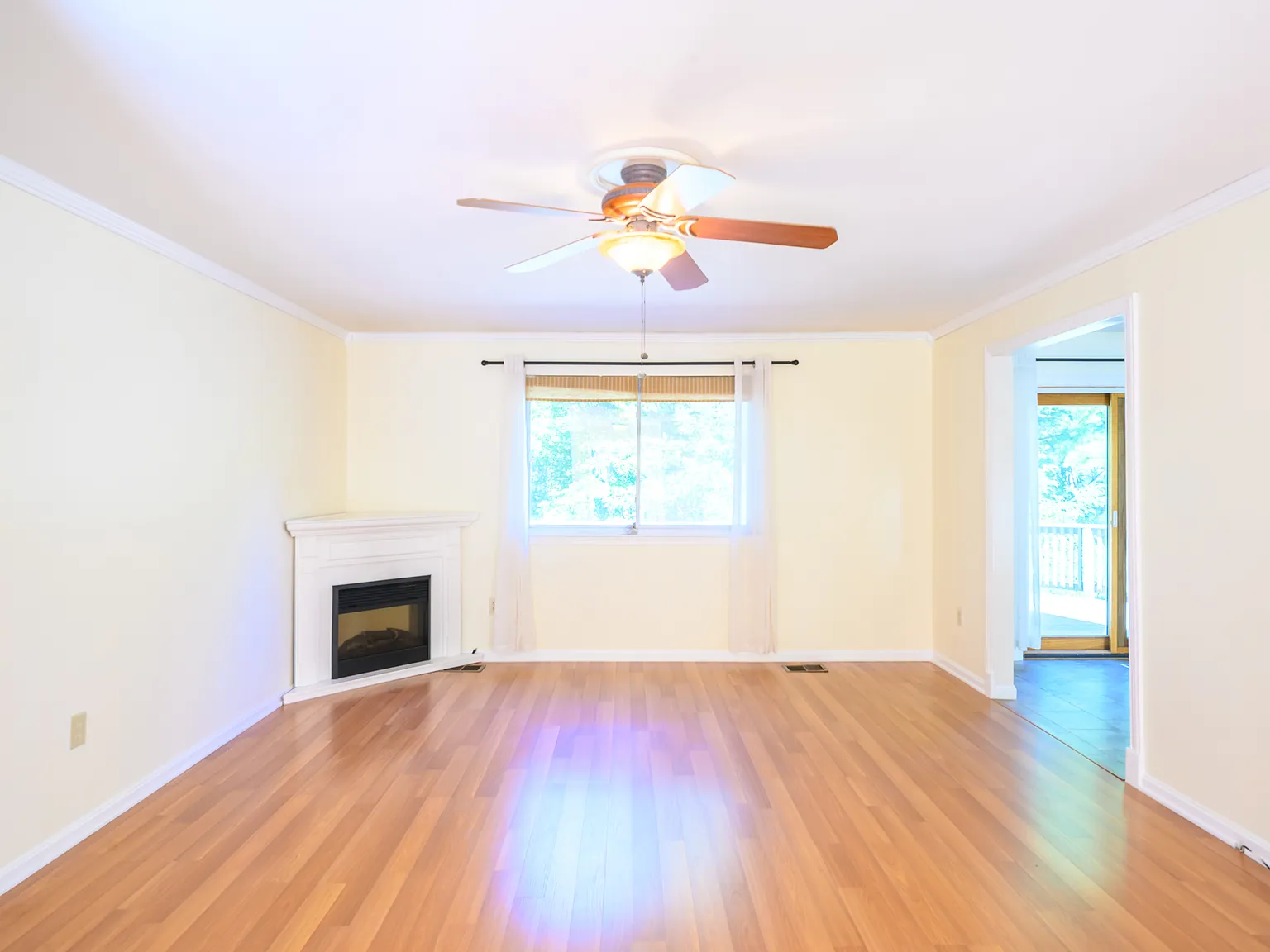 3 bed, 2.5 bath, 2490 sqft, $3,800 — Photo 2
