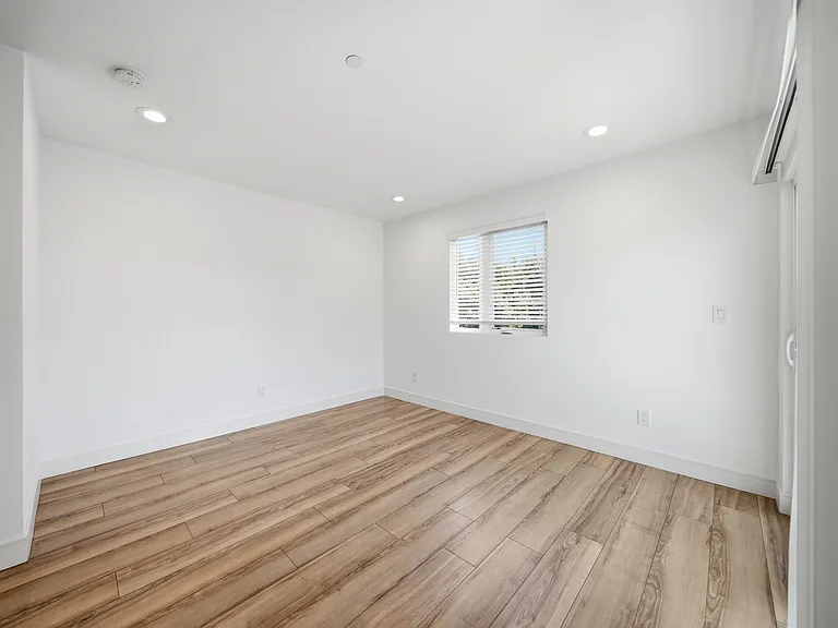 1235 1/2 W 39th Pl — Photo 24