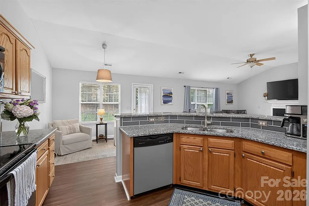 4 bed, 1974 sqft, $2,500 — Photo 4