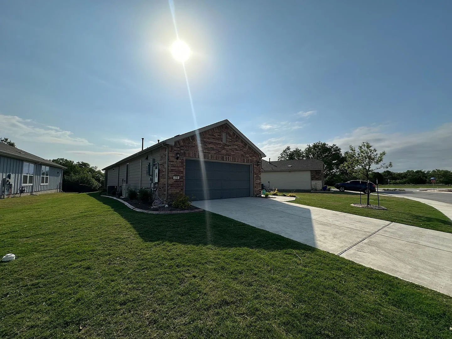 Spacious Well Maintained Single Story 2 Bedroom plus 1 Den, 2 Bathrooms Home for Rent in desired ... — Photo 3