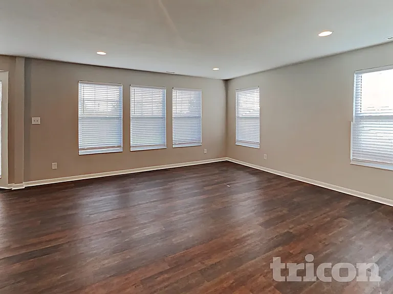 6077 W Jamison Dr — Photo 2