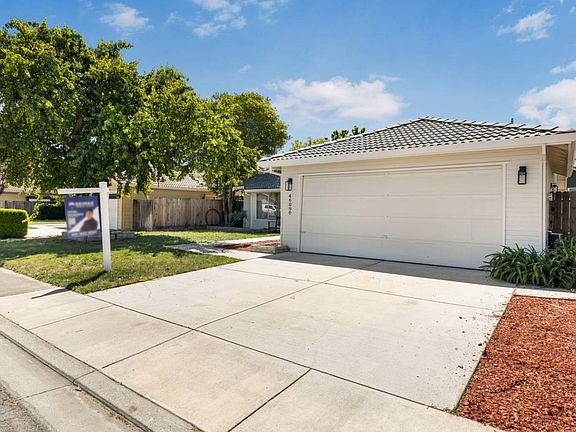 3rd image of 46090 Pine Meadow Dr