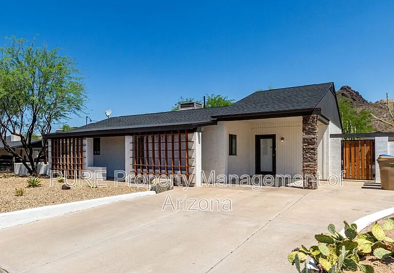 1526 E Griswold Rd — Photo 3