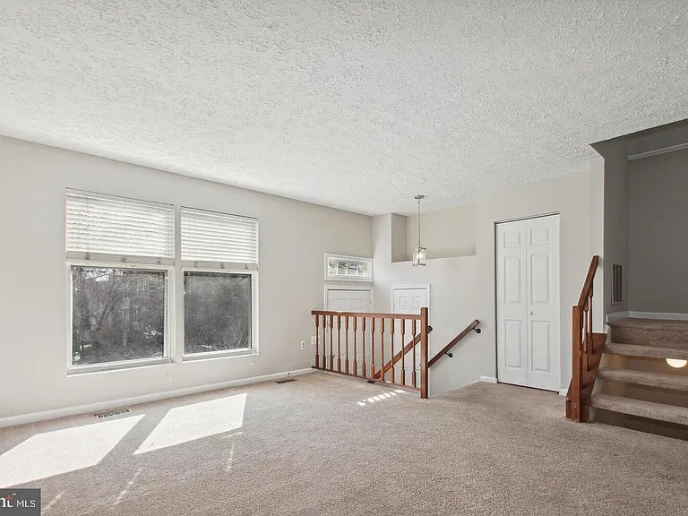 704 Suffield Dr — Photo 2
