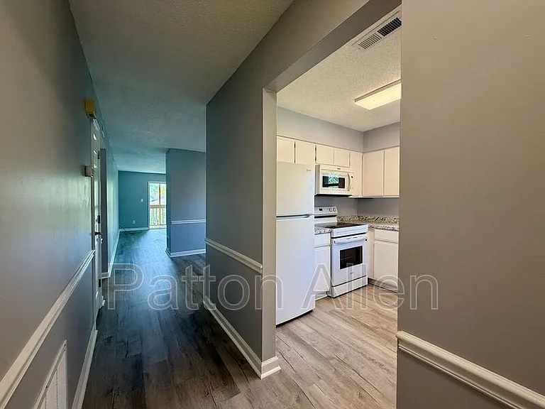 2406 Abbey Cir — Photo 3