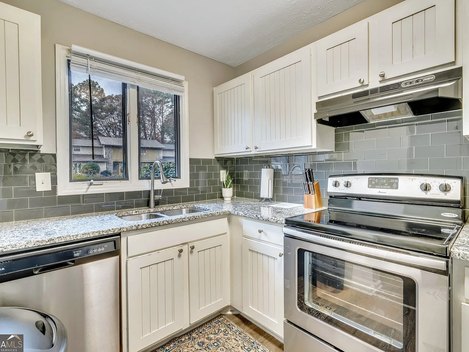 2 bed, 2.5 bath, 1054 sqft, $3,600 — Photo 4