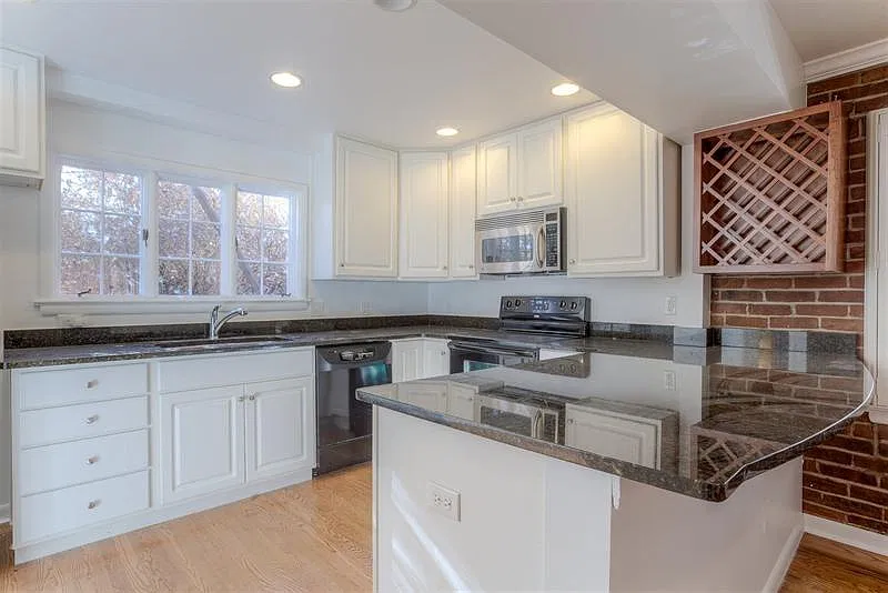 3 bed, 2.5 bath, 2032 sqft, $3,950 — Photo 3