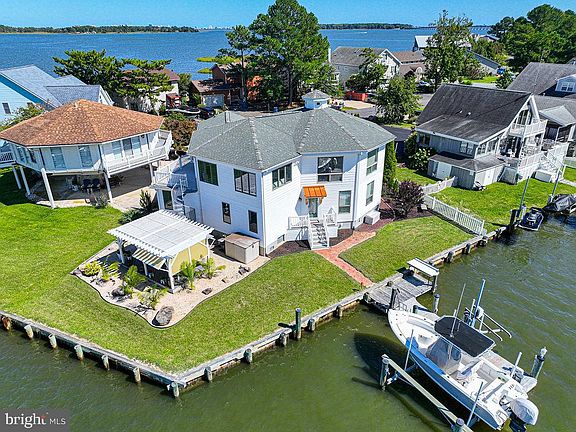 4th image of 15 Riverside Ct