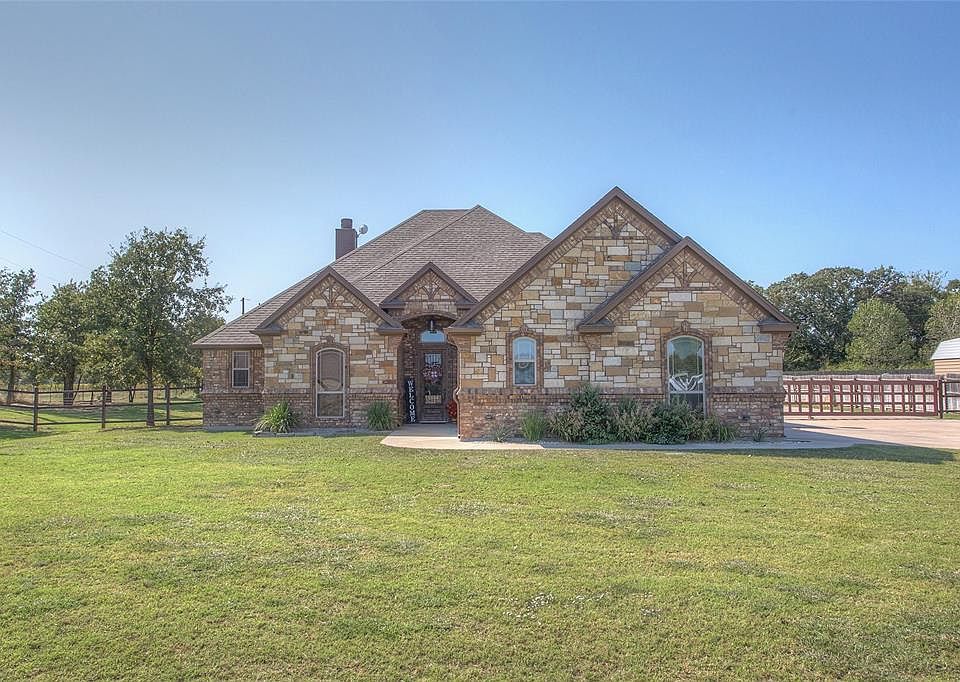 1st image of 134 Oakwood Creek Ln