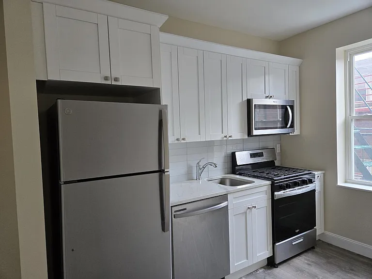 289 Day Ave #B2 — Photo 1