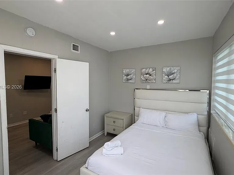 10000 E Bay Harbor Dr #14 — Photo 3