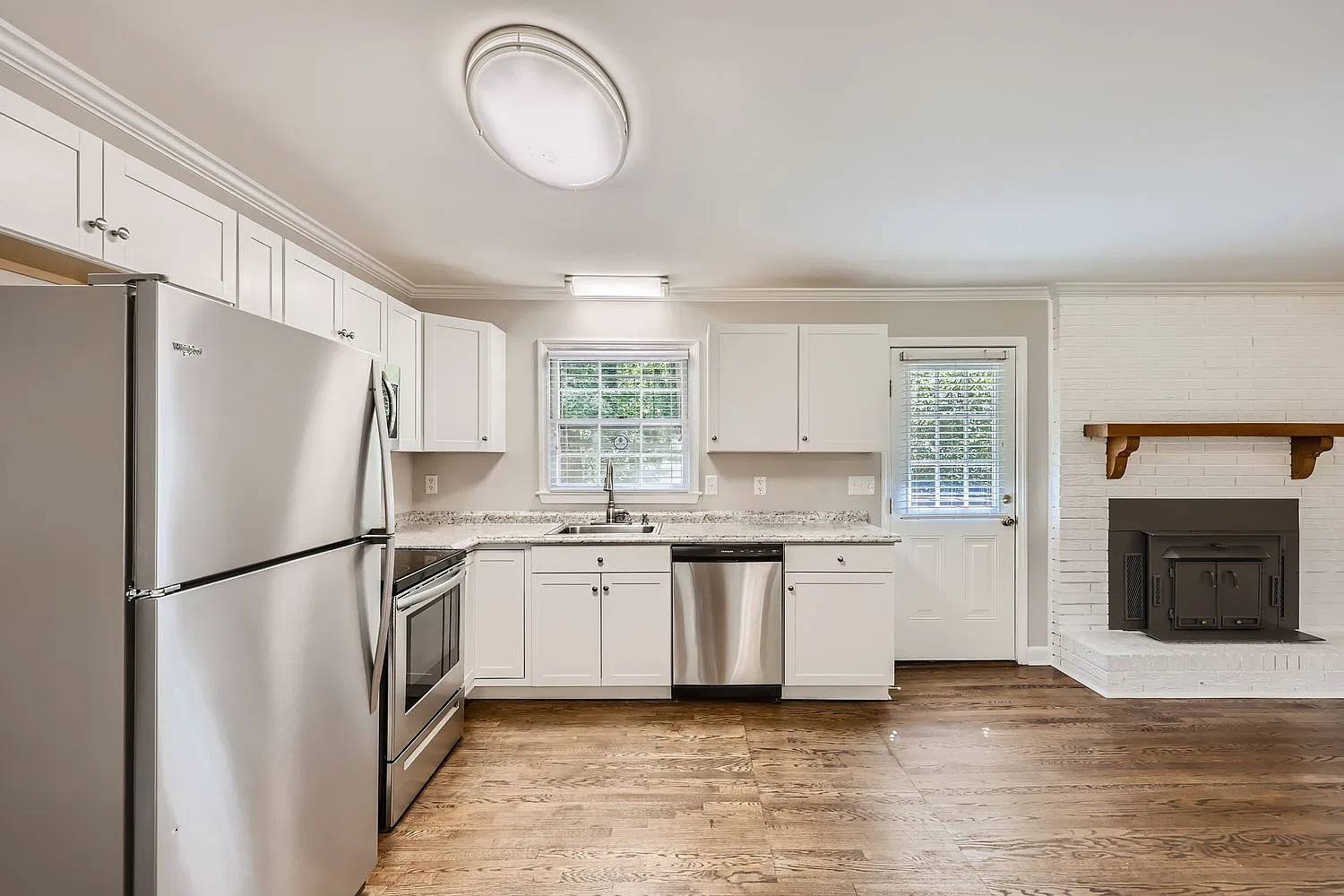 203 Nottingham Dr — Photo 2