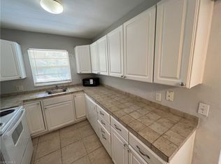 4290 Gulfstream Dr APT 16, Naples, FL 34112