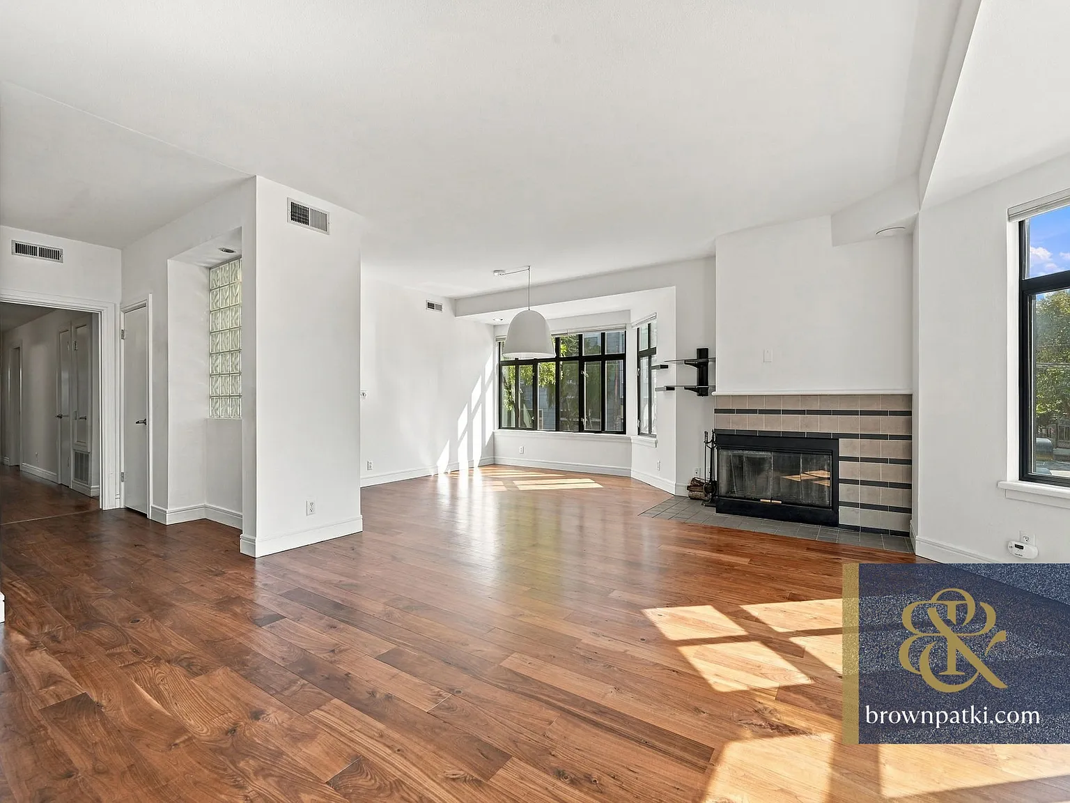 Modern Lower Pac Hts Condo, Pkg, Laundry In Unit| Brown & Patki Inc. — Photo 3