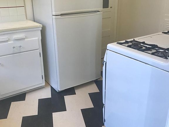 3rd image of 456 S Cloverdale Ave