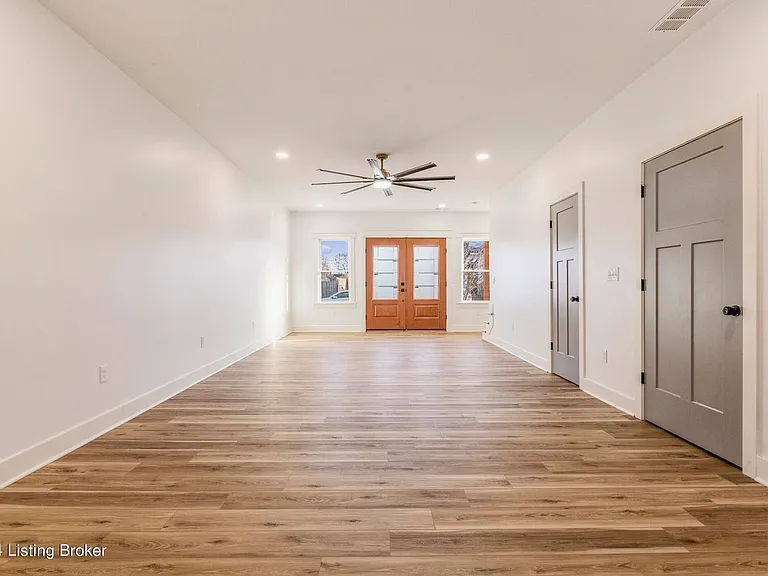 923 E Oak St — Photo 14