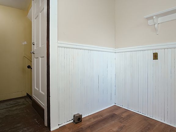 5th image of 18 Castle St APT 2