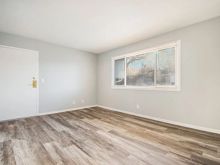 901 James Pkwy #2 — Photo 7