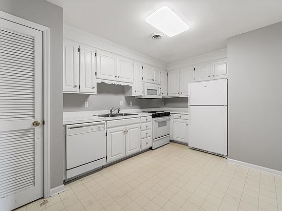 4th image of 1630 Oxford Rd #G