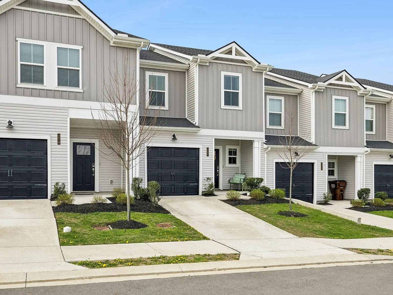 3 bed, 2.5 bath, 1404 sqft, $2,350 — Photo 3