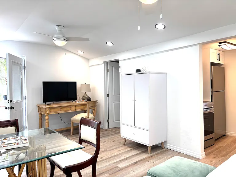 640 Broadway St — Photo 9