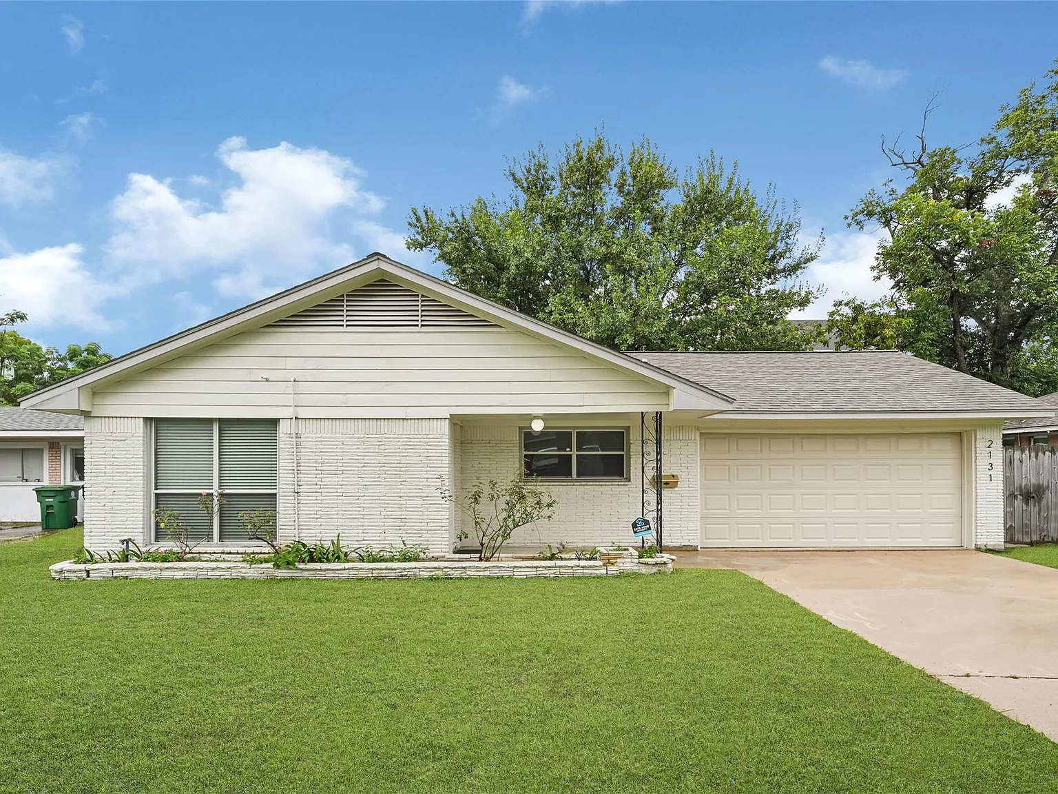 3 bed, 2.0 bath, 1227 sqft, $2,200 — Photo 2