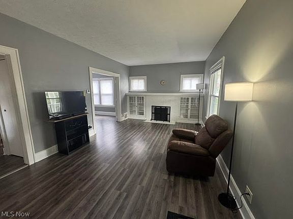 2nd image of 1138 Roslyn Ave SW