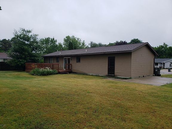 3rd image of 3303 Balsam Ave NE