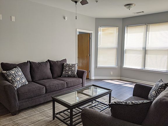 2nd image of 898 Oak St SW Unit 1408