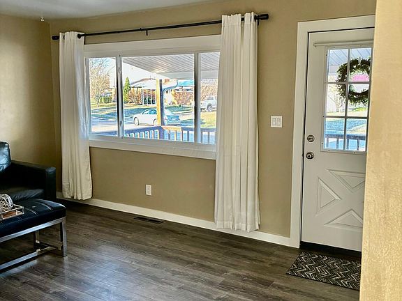 3rd image of 525 Crescent Dr