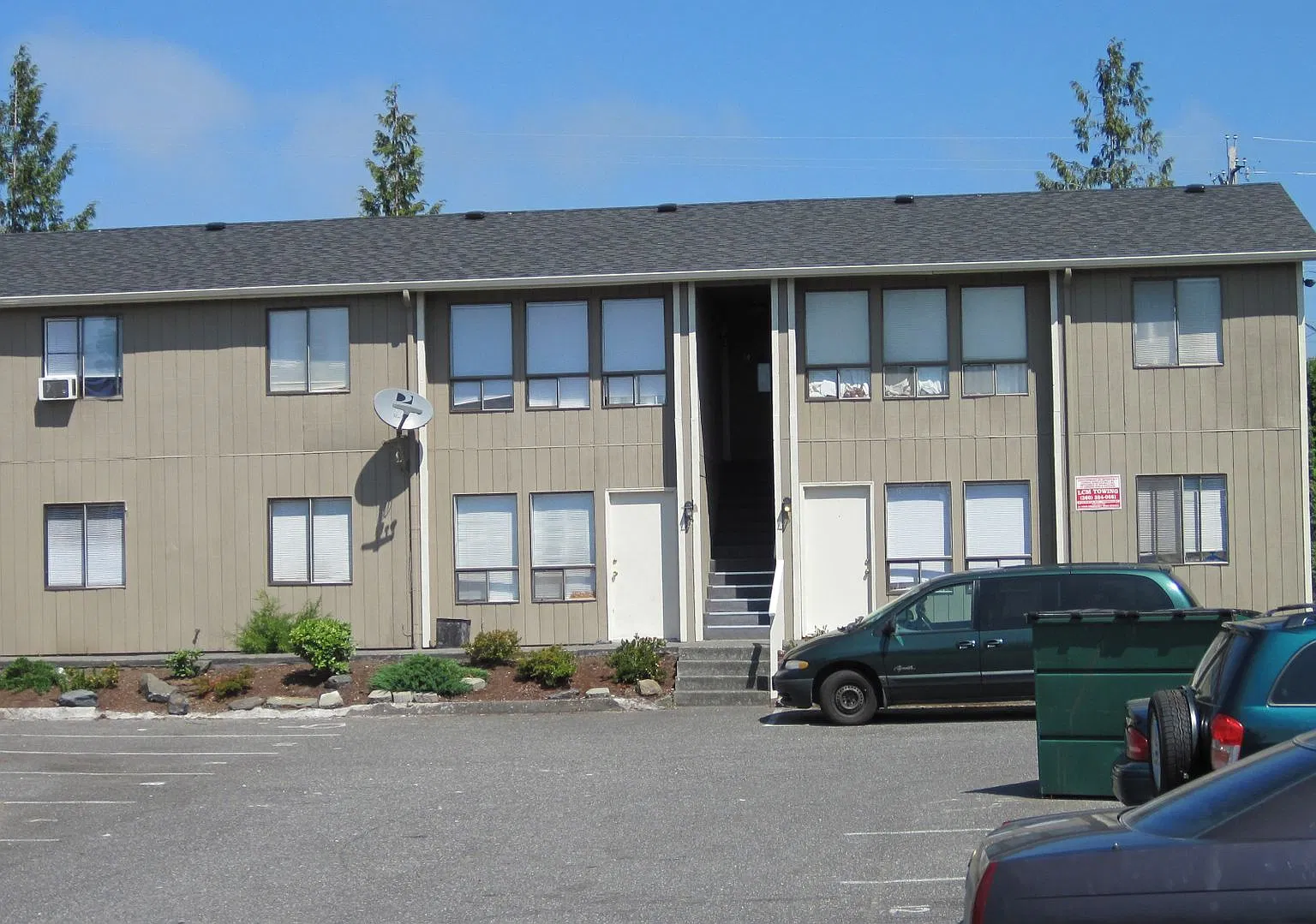 2328 Queen St — Photo 3