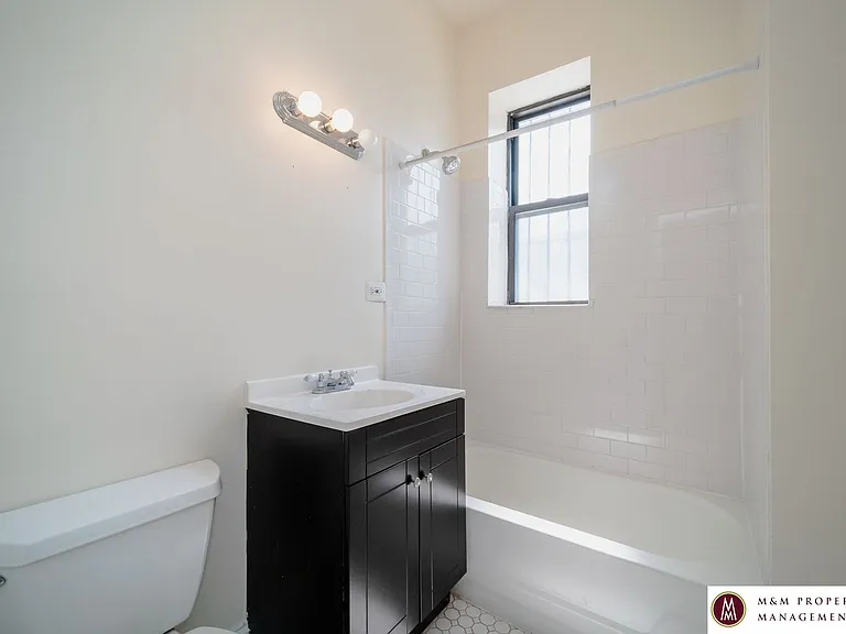 1117 S Racine Ave — Photo 2