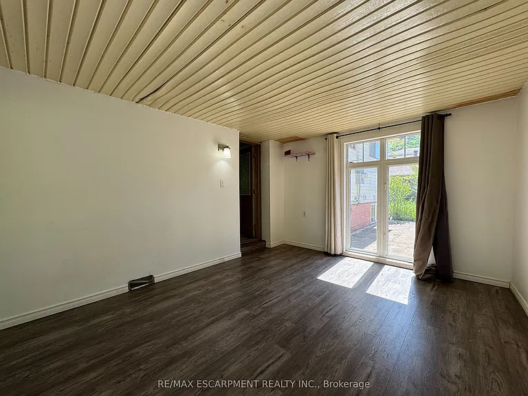 71 Hoover Cres — Photo 8