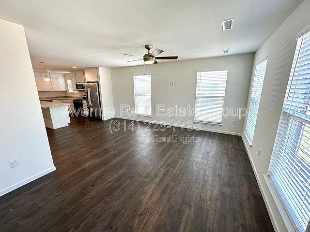 3 bed, 3.5 bath, 2019 sqft, $2,450 — Photo 3