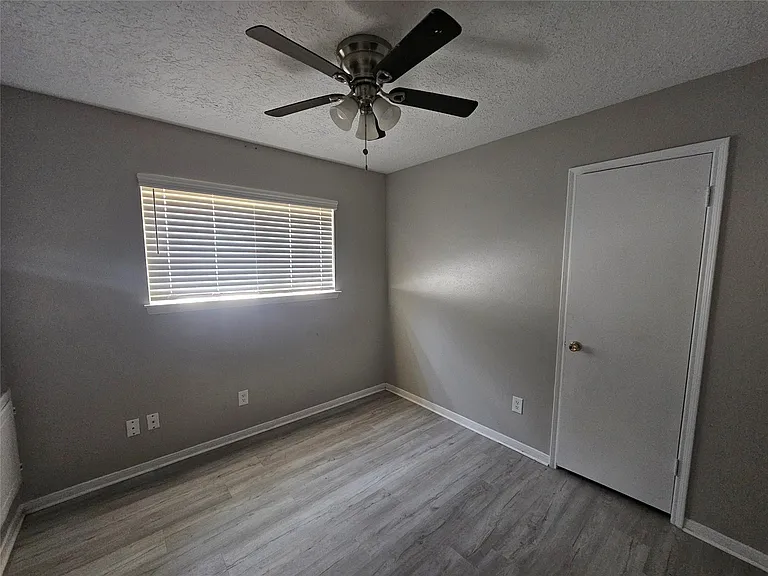 29402 Loddington St — Photo 7