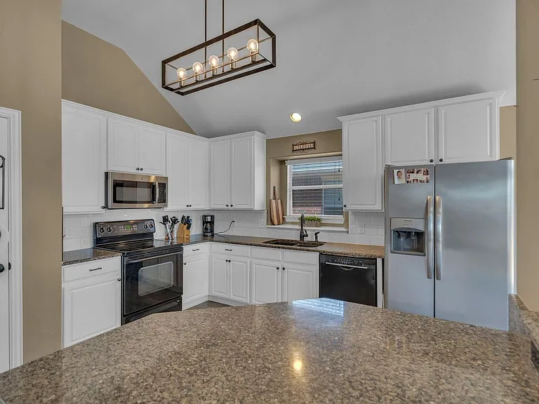 3917 Miramar Dr — Photo 12