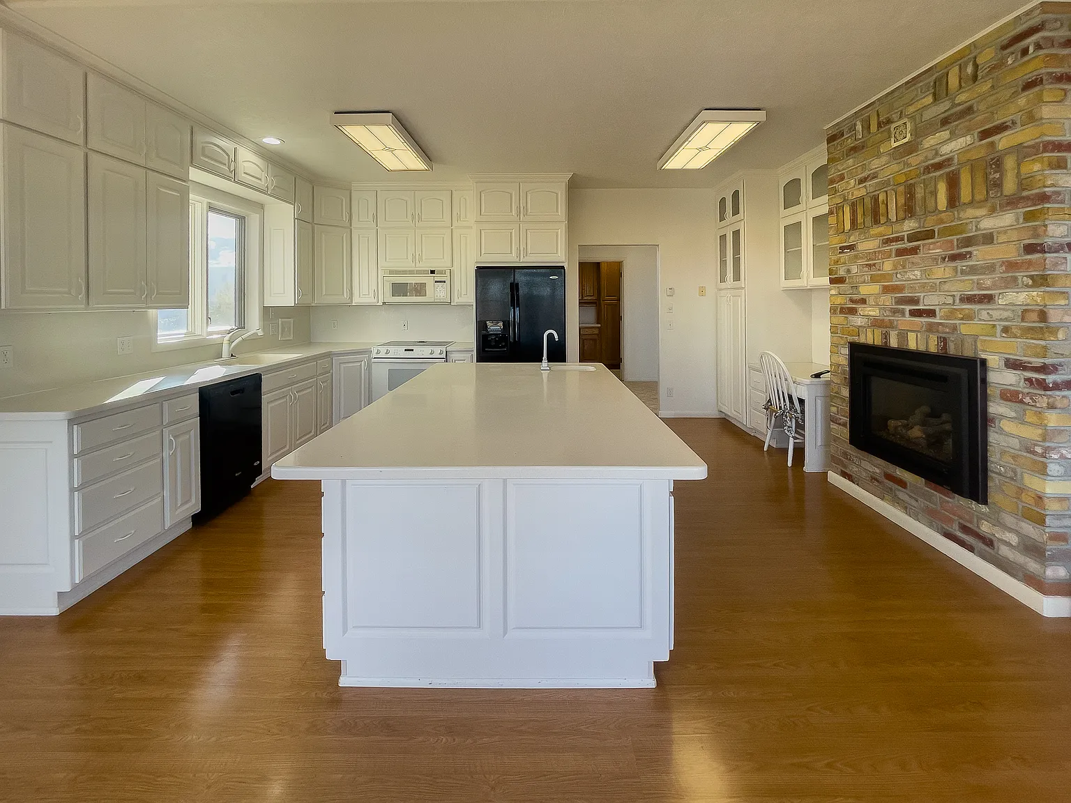 4 bed, 4.5 bath, 9984 sqft, $3,800 — Photo 4