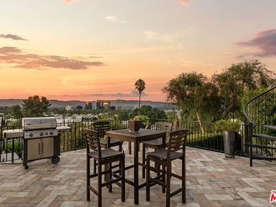 5335 Medina Rd, Woodland Hills, CA, 91364